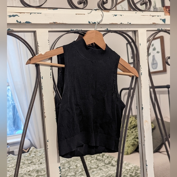 Uniqlo Mockneck tank - Picture 3 of 3